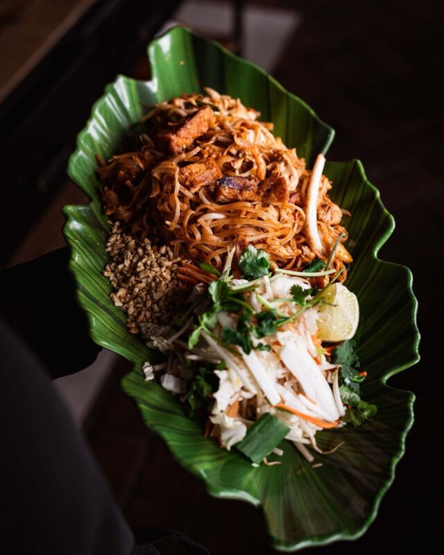 Pad Thai to już nie tylko danie, ale rytuał dobierania dodatków, unoszenia pałeczek 🥢i skrapiania go odpowiednią ilością limonki. 🍋 Macie swoje wypracowane zwyczaje podczas jedzenia tego makaronu?Powiedzcie "TAK" klasyce w ten #wookend!𝗣𝗮𝗱 𝗧𝗵𝗮𝗶 makaron ryżowy, jajko, kiełki fasoli mung, kapusta pekińska, czerwona cebula, smażone tofu, orzeszki ziemne, szczypiorek 🌱_#padthai #thaifood #noodles #thai #padthainoodles #thaifoodlover #thaifoodstagram #thairestaurant #ricenoodles #thaifoods #peanuts #thaifoodstyle #asiancuisine #comfortfood #thaifoodporn #padthailove #padthairestaurant #padthainoodle #padthailover #padthaitofu #tajskarestauracja #jedzeniewroclaw #wroclawskierestauracje #wroclawskiejedzenie
