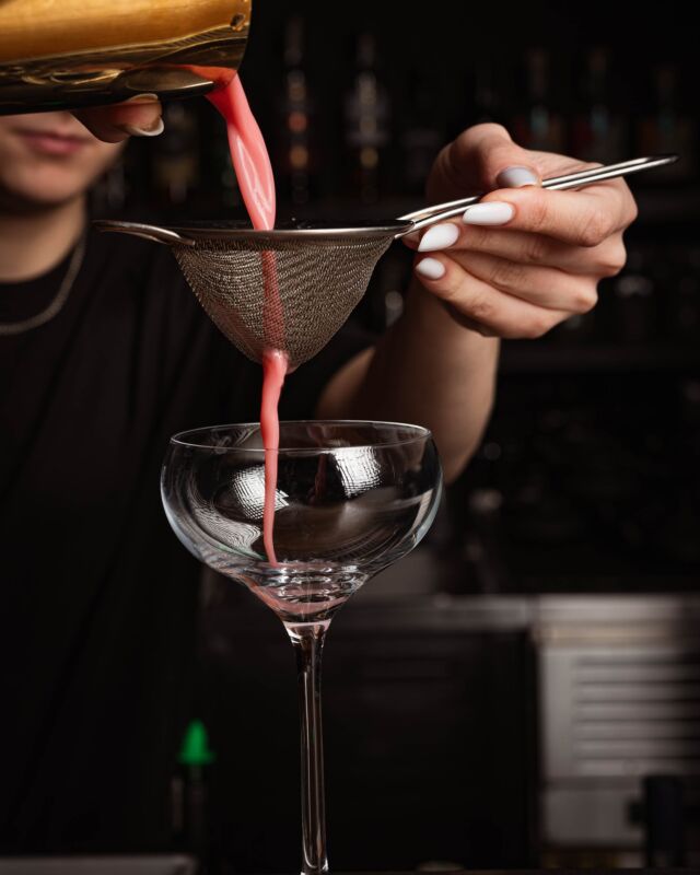 Przesuń w prawo i zobacz, jak nasi barmani przygotowują koktajle Walentynkowe. 🍸

Od kusząco słodkich po intrygująco wytrawne – oczarują smakiem i dodadzą magii nadchodzącemu weekendowi. 💞

𝗜𝘀𝗻’𝘁 𝗶𝘁 𝗹𝗼𝘃𝗲𝗹𝘆? | Sava Gin, mleko kokosowe, maliny, limonka
𝗧𝗼𝘅𝗶𝗰 𝗘𝘅 | Sava Gin, wermut, zielona herbata, limonka

Który wybierzesz – słodką miłość czy odrobinę goryczy? 😉