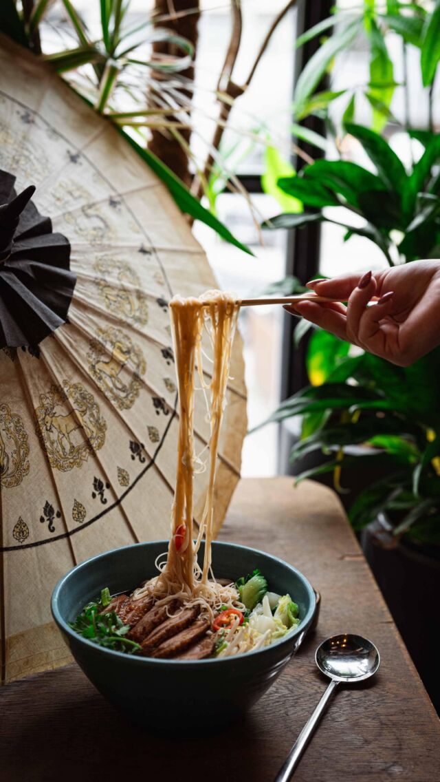 Dzisiaj pałeczki wędrują prosto w ten sycący NOODLE PULL! 🥢

Ł𝙖𝙜𝙤𝙙𝙣𝙮 𝙗𝙪𝙡𝙞𝙤𝙣 𝙯 𝙢𝙖𝙠𝙖𝙧𝙤𝙣𝙚𝙢 𝙧𝙮𝙯̇𝙤𝙬𝙮𝙢 𝙯 𝙤𝙨𝙩𝙧𝙮𝙢 𝙨𝙤𝙨𝙚𝙢 𝙘𝙝𝙞𝙡𝙞
Makaron ryżowy, pak choi 🥬, kiełki fasoli mung, kapusta pekińska, szczypiorek 🌿, chili, prażony czosnek, kolendra
Do wyboru z wołowiną lub kaczką!
_

#kuaytiao #kuaytiaosoup #jemwewro #wroclawfoodie #wroclawfood #weoclawskiejedzenie #wroclawskierestauracje #wroclaw #tajskiewroclaw #woothaiwrocław #chopsticks