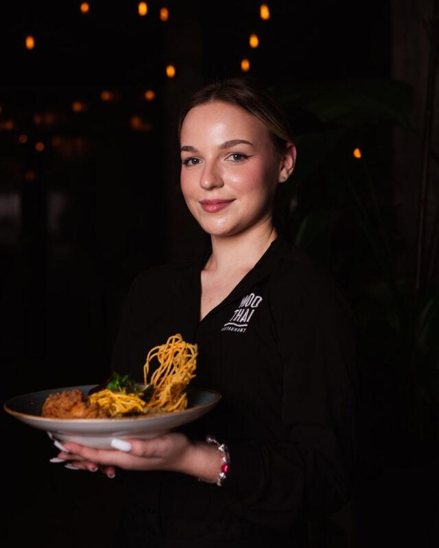 Na zewnątrz -3°, w Woo Thai’u przy wok’ach rozgrzanych do czerwoności +200°! 🔥

Dzisiaj Ola poleca 𝙆𝙝𝙖𝙤 𝙎𝙤𝙞: chrupiącego kurczaka w tempurze z aromatycznym, domowym curry i świeżymi dodatkami: kiszoną kapustą pak choi 🥬, imbirem, kolendrą, limonką, smażonym chili 🌶… a do tego aksamitny makaron mie i jego chrupiąca wersja na wierzchu!

Mielicie już okazję spróbować tej nowości?
_

#khaosoi #khaosoinoodles #jemwewro #wroclawfoodies #wroclawskiejedzenie #wroclawrestaurants #thaiwrocław #tajskiewroclaw