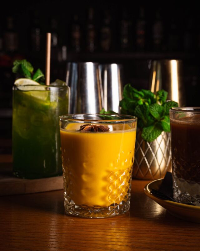 Coś pobudzającego, gaszącego pragnienie czy pełnego witamin - czego potrzebujecie w ten #wookend?

🥭 Mango Lassi
☕️ Kawa po Tajsku | Podwójne espresso, mleko skondensowane, kardamon, cynamon
🧊 Tajska herbata na zimno

#woothai #jemwewro #jemwewroclawiu #weekendwewrocławiu #miejscawewroclawiu #wroclaw #tajskarestauracja #thaiselect #tajskiewroclaw #woothaiwrocław