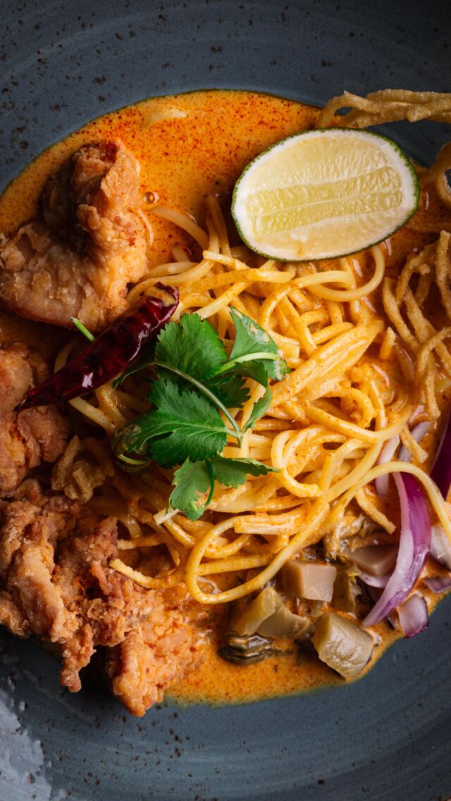 Khao Soi - kiedy nie możesz się zdecydować między curry a makaronem. 😉🥢

#khaosoi #khaosoithai #thaifood #thaifoodstagram #thaifoodstyle #thaicurrynoodles #jemwewro #wroclawfoodie #wroclawfood #woothaiwrocław #woothai #woothairestaurant