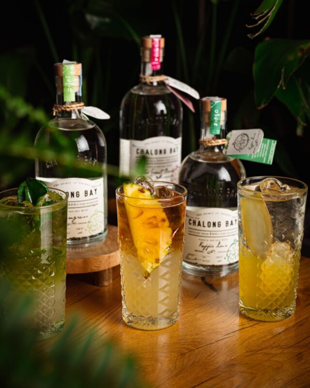 Świętujemy wszystko, co tajskie!

Ten #wookend to czas, by zanurzyć się w tajskich tradycjach – zarówno w kuchni, jak i koktajlach! 🍹 Z dumą prezentujemy naszą wkładkę barową na bazie @chalongbay_global - autentycznego tajskiego rumu, który oddaje esencję tradycji i kultury Tajlandii.

🌱 Chalong Thai Sweet Basil | tajska zielona herbata, sok pomarańczowy, cytryna
🍍 Chalong Kaffir Lime | ananas, czarna herbata, limonka
🍹 Chalong Lemongrass | marakuja, imbir, miód, limonka

Dostępna od jutra!

#chalongbay #chalongbayrum #chalongbayrumdistillery #woothaiwrocław #thaiselect