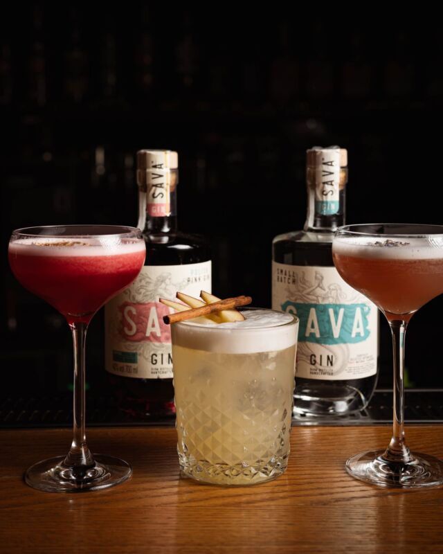GIN'OWE TRIO NA WOOKEND. 🍸

Nowa wkładka koktajlowa to trzy autorskie propozycje na bazie polskiego, rzemieślniczego ginu SAVA – w dwóch odsłonach: Classic i Pink.
Wspólny mianownik? Dwa giny Sava, owocowy balans i delikatnie spienione wykończenie.

𝘼𝙥𝙥𝙡𝙚 𝙋𝙞𝙚 | Sava Classic, syrop cynamonowy, sok jabłkowy, białko, cytryna
𝙇𝙖𝙫𝙚𝙣𝙙𝙚𝙧 𝘽𝙡𝙞𝙨𝙨 | Sava Classic, Chambord, syrop lawendowy, białko cytryna
𝙎𝙖𝙫𝙖 𝙋𝙞𝙣𝙠 𝙎𝙤𝙪𝙧 | Sava Pink, malina, cytryna, białko, syrop cukrowy

#gincocktails #gincocktail #woothairestaurant #jemwewro #wroclawfoodie #wroclawskierestauracje #savagin #ginrzemieślniczy #barwrocław #woothai #restauracjewroclaw