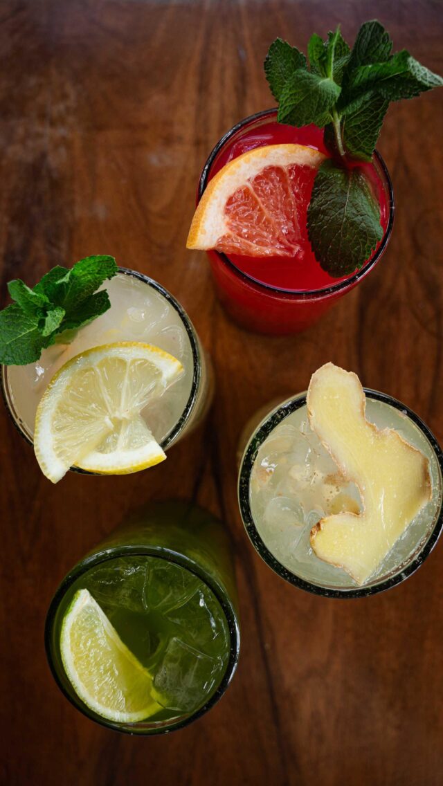 Pierwszy dzień lata – czas oficjalnie się ochłodzić!W Woo Thai’u zaczynamy sezon z pełnym orzeźwieniem - lemoniadami!🧊🍓 malinowa🍋 cytrynowa z miętą🌿 tajski mix zielonych herbat🫚 tajska herbata z imbiremWpadnij i spróbuj – lato właśnie się zaczyna! 💛#lemoniada #lemoniady #wroclawskierestauracje #cytrynowalemoniada #jemwewro #woothai #wroclawfoodie #woothaiwrocław #orzeźwienie #latowmiescie #wroclawrestaurants