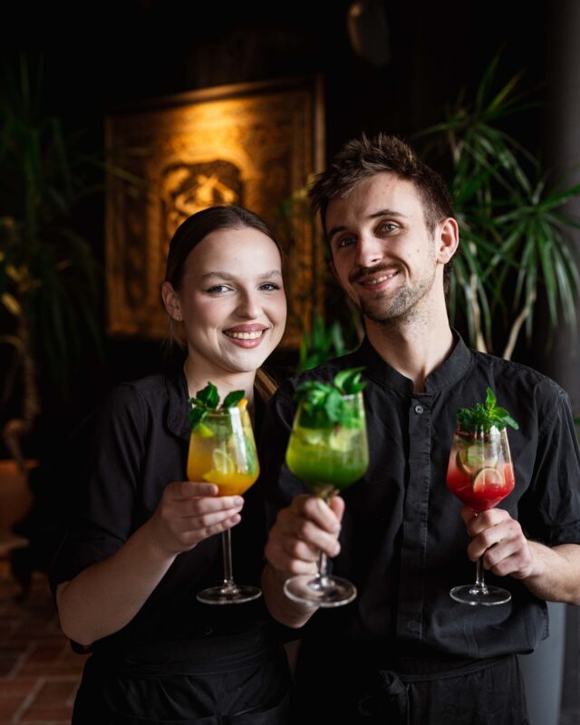 Ostatnio było orzeźwiająco… teraz będzie 𝙨𝙥𝙧𝙞𝙩𝙯𝙮! 🍾 Z okazji zbliżającego się #wookendu mamy coś nowego na barze – lekkie, musujące i pełne smaku:🍸 Passion Spritz | marakuja, prosecco, woda gazowana🍸 Raspberry Spritz | malina, prosecco, woda gazowana🍸 Green Spritz | zielona tajska herbata, prosecco, woda gazowanaI tak – każdy z nich dostępny również w wersji bezalkoholowej (<0,5%)! 🧊