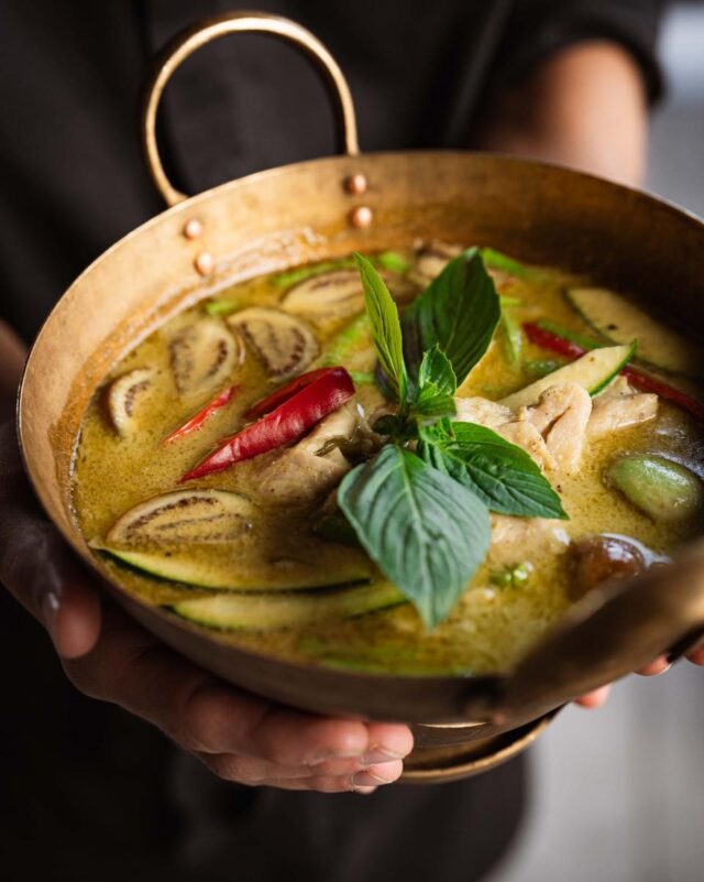 NIE OCENIAJ CURRY PO KOLORZE. 😉Zielone, czerwone, żółte – każde smakuje inaczej.Ale ostrość? To już zupełnie inna historia. 🌶️W zielonym curry często drzemie najwięcej ognia,choć wygląda najłagodniej. Czerwone może zaskoczyć głębią. A żółte? Zwykle łagodniejsze, ale wciąż pełne smaku.Wszystko zależy od pasty curry i proporcji przypraw.W Woo Thai’u dobieramy je tak, żeby było jak w Tajlandii: intensywnie, aromatycznie i z charakterem.Jesteś team czerwone, zielone czy żółte? Daj znać w komentarzu! ⤵️