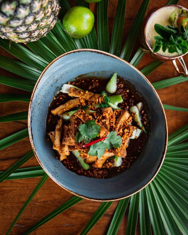 Trzydniowa podróż do Tajlandii… bez opuszczania Wrocławia! 🇹🇭🛩️
Spędź długi #WOOkend w tajskim stylu – z aromatycznym curry, makaronem z wok'a i orzeźwiającymi koktajlami.

📅 W piątek 15.08 jesteśmy dla Was otwarci od 13:00 do 22:00.
Zaplanuj przystanek na Grunwaldzie i poczuj smak wakacji, nawet jeśli zostajesz w mieście.

#jemwewro #wroclawfoodie #weekendwewrocławiu #miejscawewrocławiu #wroclawskierestauracje #woothaiwrocław #woothai #wrocław