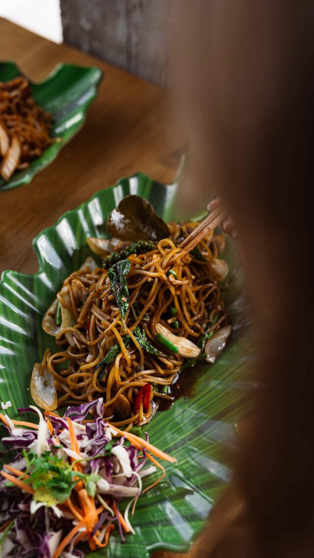 Długi i gorący #wookend? Jak nasz Ba Mee Pad Kee Mao! 🥢 Wyrazisty, pikantny, z dużą ilością warzyw i świeżych ziół. Czekamy na Was na Grunwaldzie! 🔥