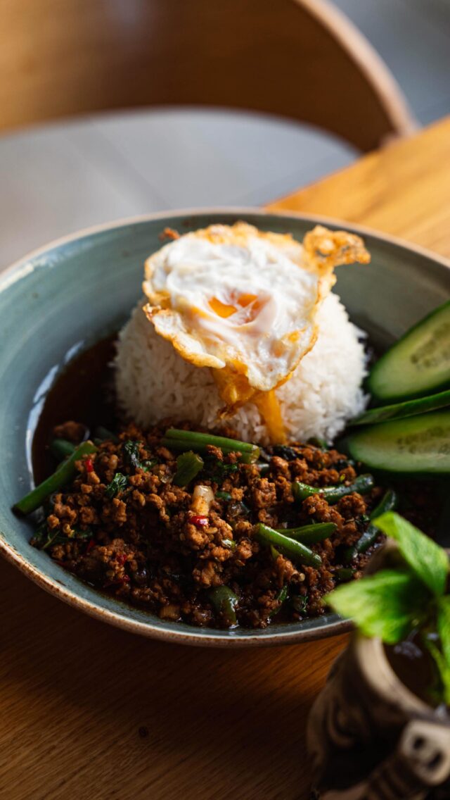 Lepszego duetu nie znajdziecie:🥢 pikantna, siekana wieprzowina + łagodny bulion warzywny👨🍳 otwarta kuchnia + uśmiechy kucharzy🍂 jesienny chłód + ogień prosto z wok’aWoo Thai Restaurant | Grunwaldzka 67