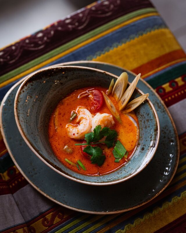 Choć klimat Polski i Tajlandii 🇹🇭 to dwa różne światy, jedno pozostaje niezmienne: sezon na rozgrzewające zupy trwa cały rok! 🍜🦐 Tom Yum | grzyby słomiane, pomidorki koktajlowe, czerwona cebula, tajska pietruszka, trawa cytrynowa, liście kafiru, galangal, papryczka piri piri, mleko kokosoweZa oknem załamanie pogody, a w głowie… plany na Tajlandię? My już mamy bilet na łyżkę zupy. A Wy? 😉