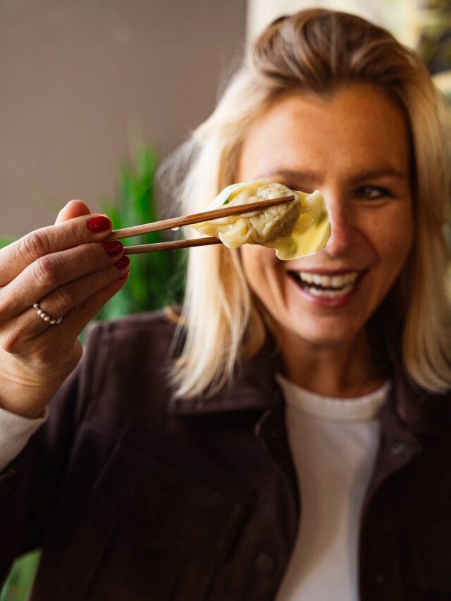 WE HAVE A 🥟 ON YOU! Rozgrzewający bulion z pierożkami z wieprzowiną lub krewetkami ♨️ | pak choi, kiełki fasoli mung, chińska kapusta, szczypiorek, prażony czosnek, kolendra