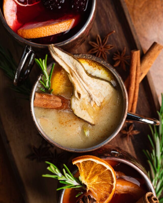 Jak radzicie sobie z jesienną chandrą? 🍂Trzy powody, aby polubić tę porę roku już wkrótce w Woo Thai’u!🫐 Hottie Berry | białe wino, sok z jeżyn, syrop z czarnego bzu🍐 Pear-fect Heat | białe wino, sok jabłkowy, gruszka, kardamon, cynamon🍊 Flamin’ Heat | białe wino, aperitivo, sok pomarańczowy, syrop waniliowy, syrop cynamonowy