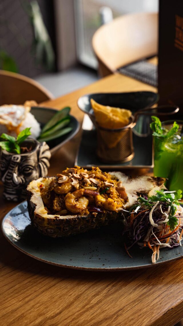 Nacieszcie oczy tą boską tajską ucztą 😍 i zapiszcie ten post na później, aby pamiętać co zamówić przy następnej wizycie! 🥢𝙆𝙝𝙖𝙤 𝙋𝙖𝙙 𝙎𝙖𝙥𝙥𝙖𝙧𝙤𝙩Ryż, ananas, mix papryk, czerwona cebula, curry, szczypiorek, orzechy nerkowca, rodzynki, kolendra